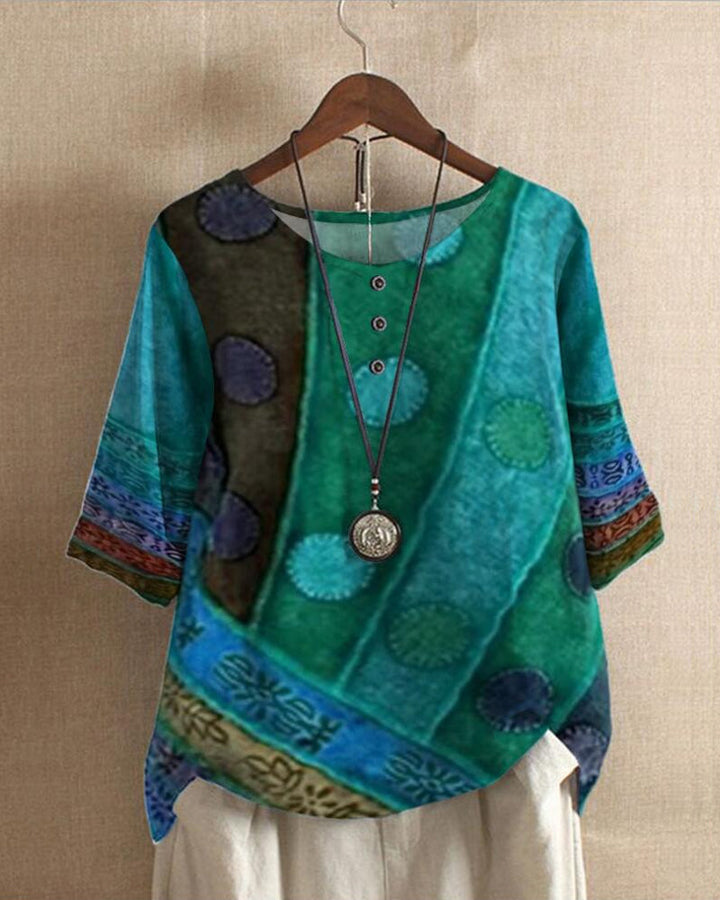 Détail du top bohème vintage pour femmes, présentant des motifs délicats en crochet et dentelle pour un look estival.