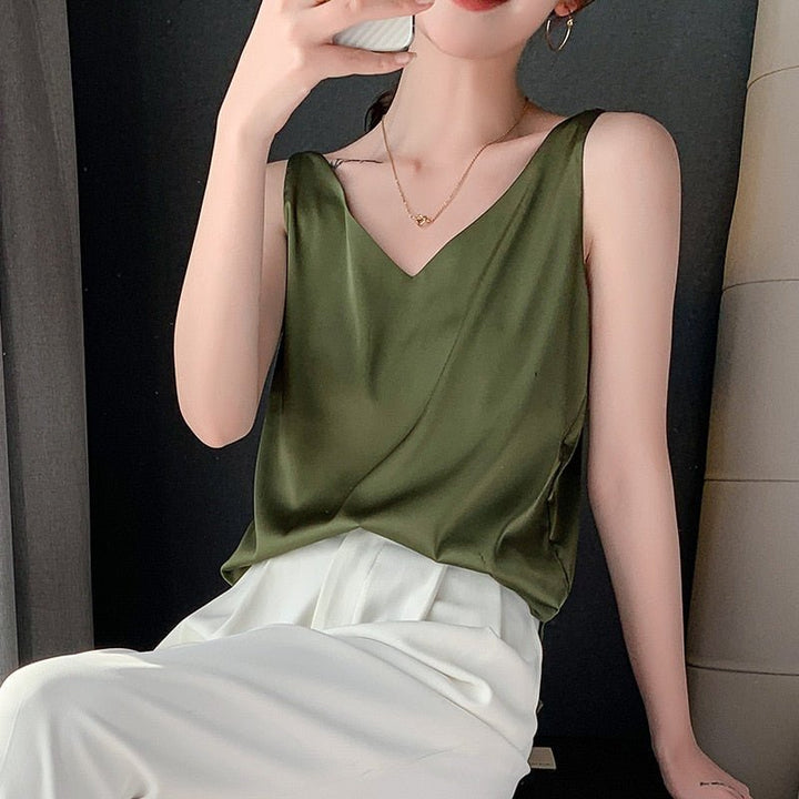 Top femme col V, coupe fluide et élégante. Tissu soyeux, confort absolu.  Parfait pour toutes les occasions.