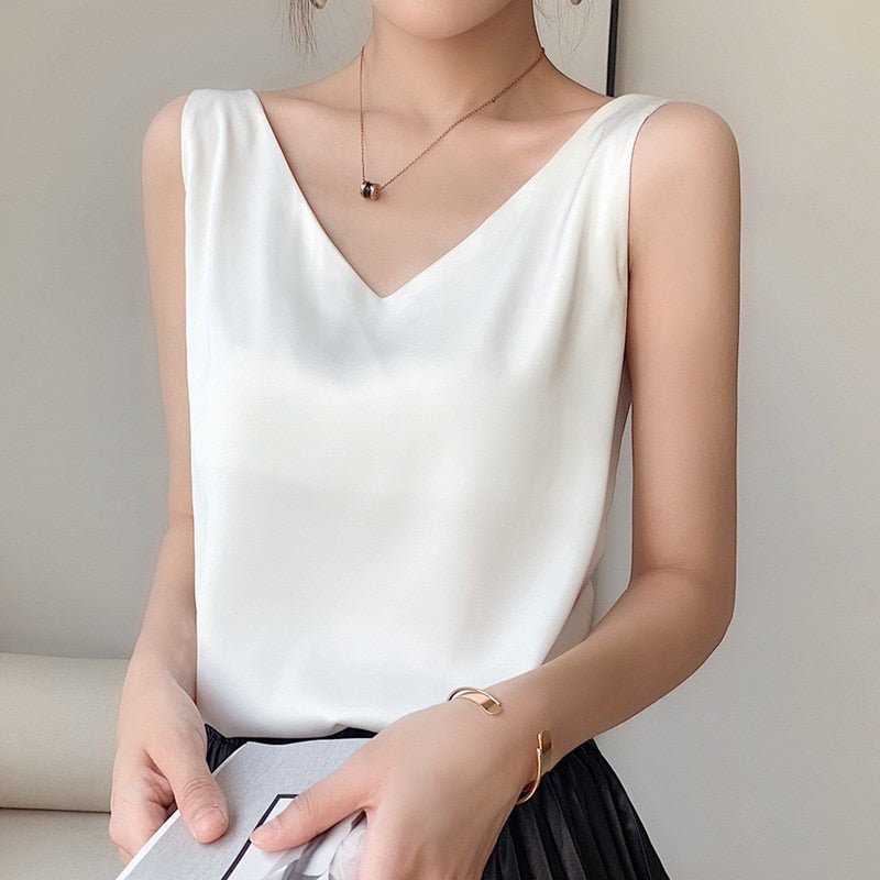 Top femme col V, coupe fluide et élégante. Tissu soyeux, confort absolu.  Parfait pour toutes les occasions.