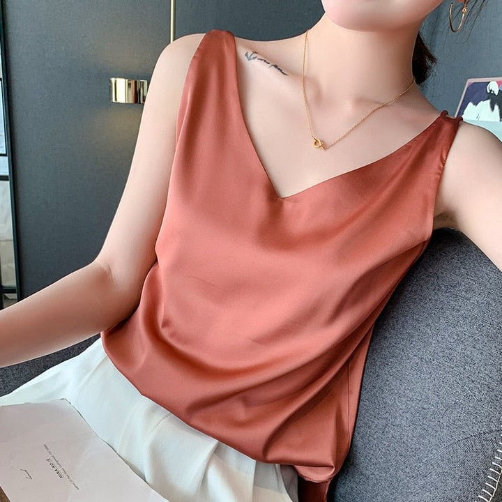 Top femme basique à col en V, tissu fluide, style chic et décontracté pour le printemps.