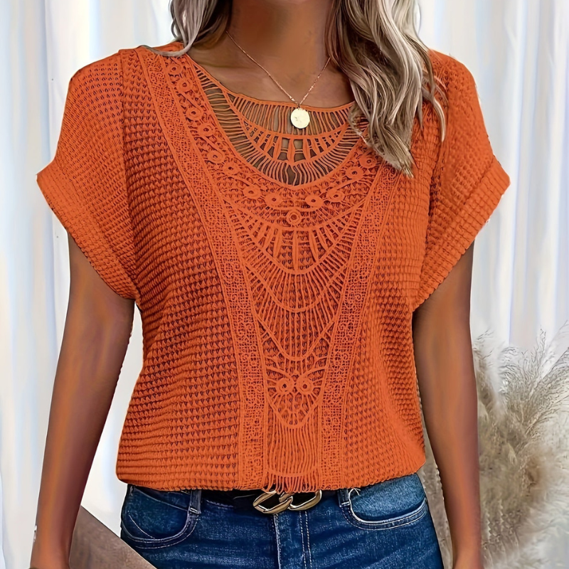 Top femme chic en dentelle, coupe flatteuse. Vêtement mode féminine pour une silhouette élégante et moderne.