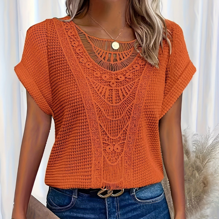 Top femme chic en dentelle, coupe flatteuse. Vêtement mode féminine pour une silhouette élégante et moderne.