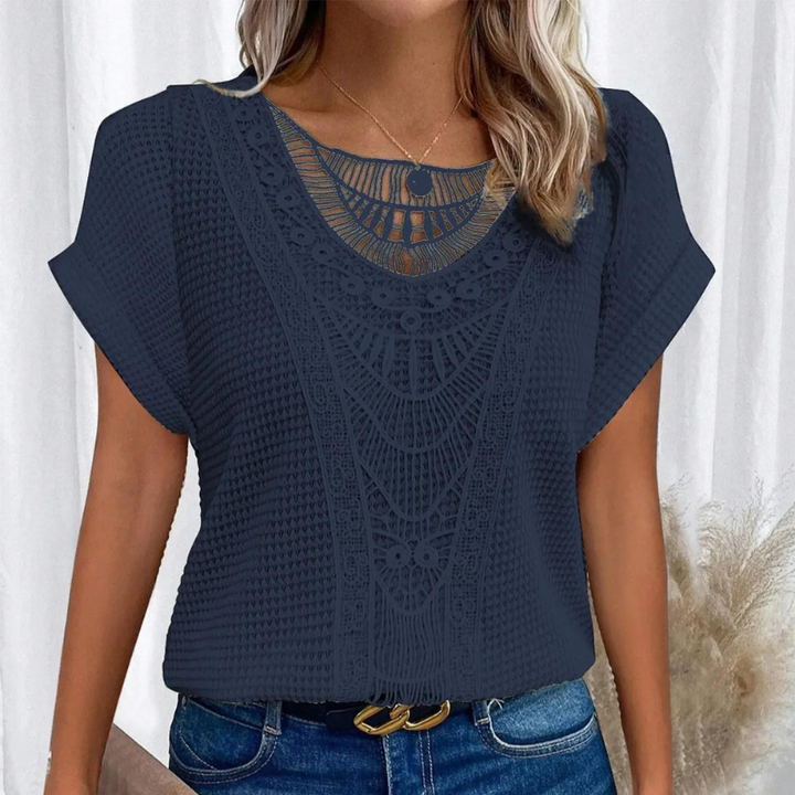 Top femme noir en dentelle fine, manches longues. Vêtement élégant, coupe flatteuse pour un confort optimal.