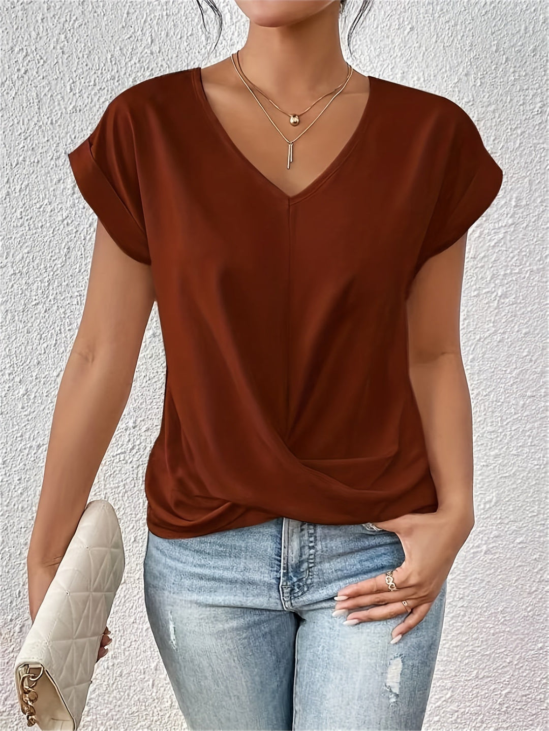 Top Yasmine avec nœud délicat et drapé flatteur, col en V. Élégant et polyvalent pour la mode féminine.