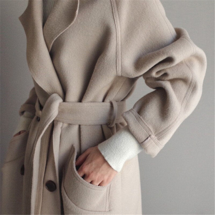 Trench-coat classique beige femme, double boutonnage, idéal pour l'élégance automne/hiver.