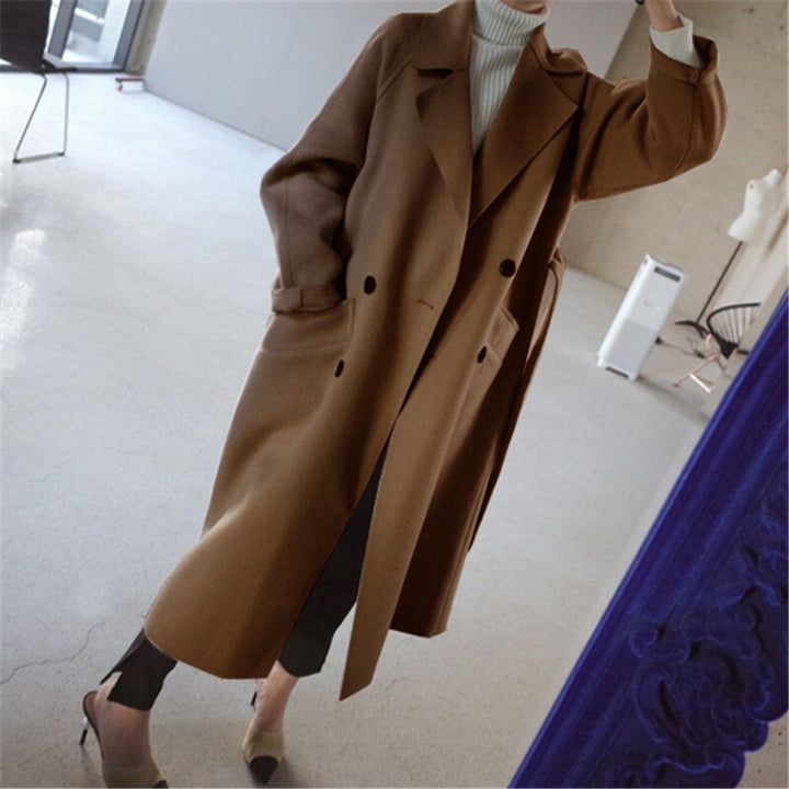 Trench-coat femme sophistiqué, design intemporel, manteau élégant pour l'automne-hiver.