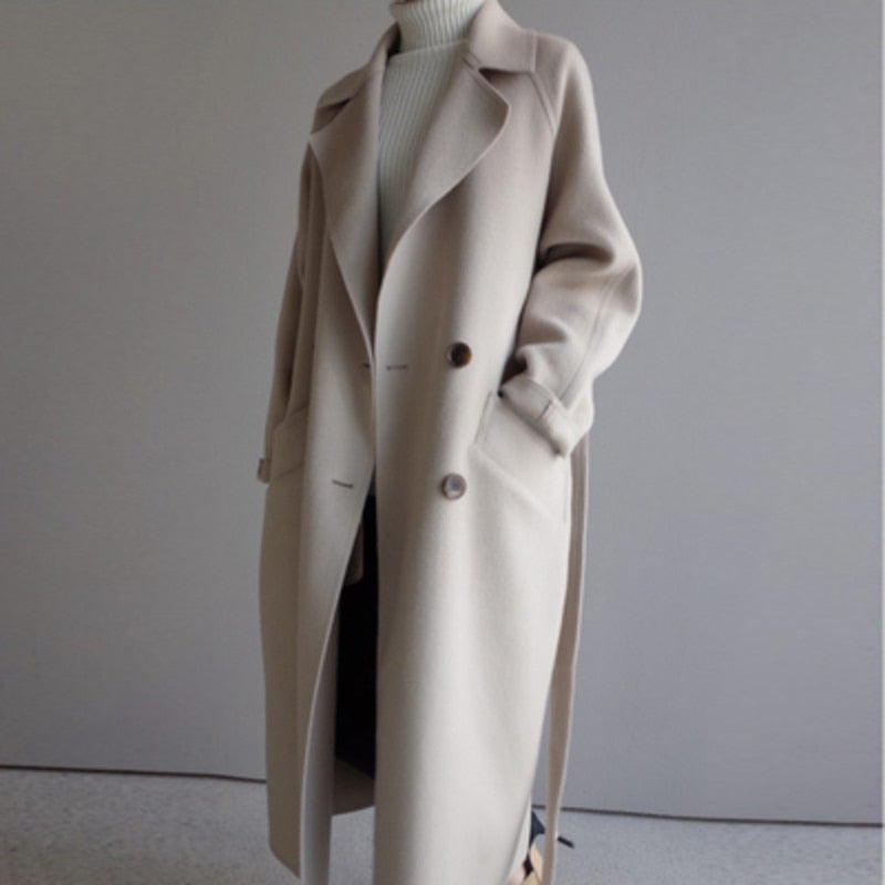 Élégant trench-coat femme, coupe classique, veste mode parfaite pour un look automne chic.