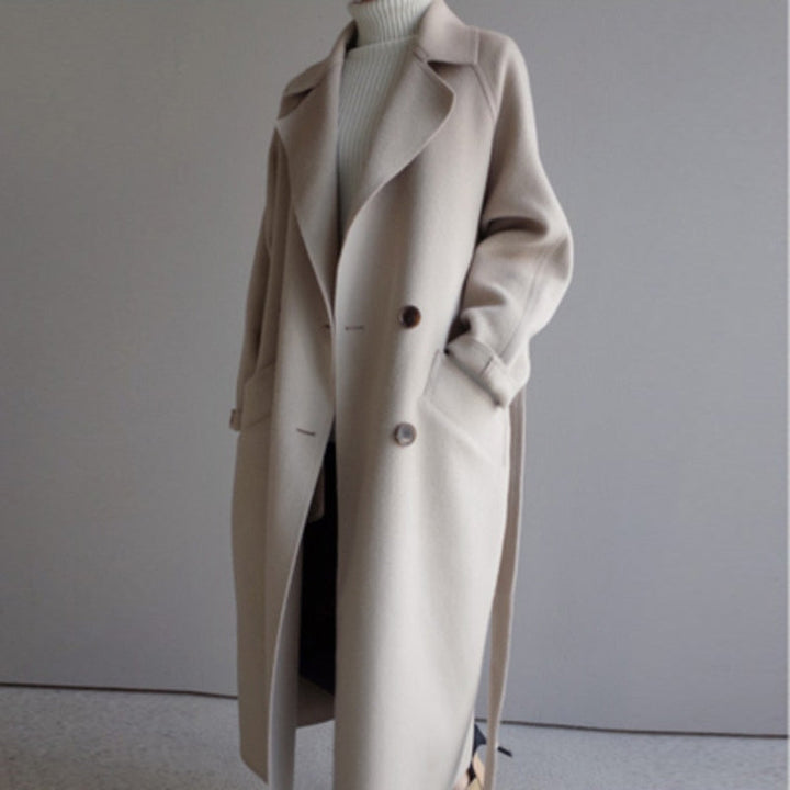 Élégant trench-coat femme, coupe classique, veste mode parfaite pour un look automne chic.