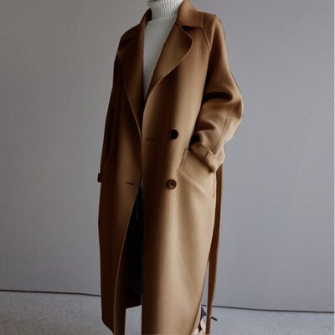 Trench-coat beige femme, double boutonnage, veste classique chic et polyvalente, mode hiver.