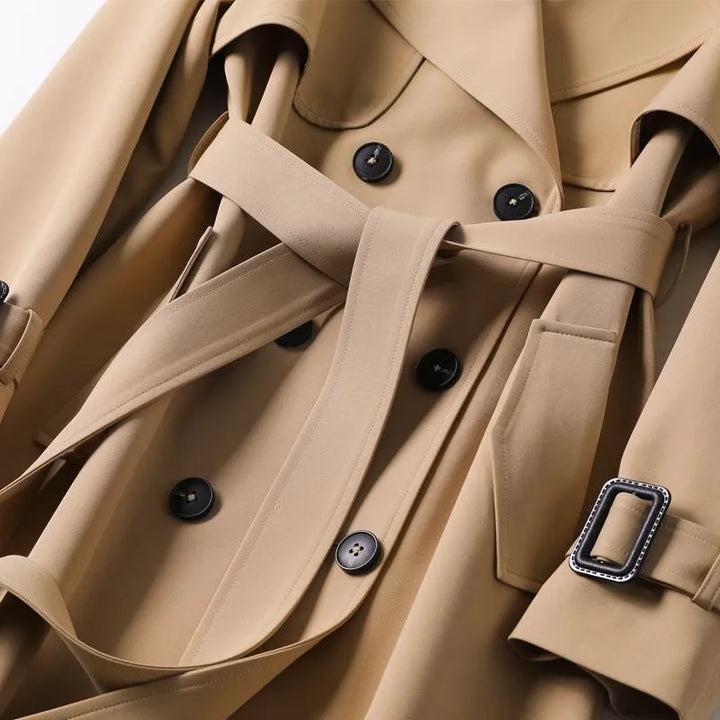 Gros plan sur le tissu imperméable du trench-coat Emalie classique pour femme, qualité et style automne-hiver.
