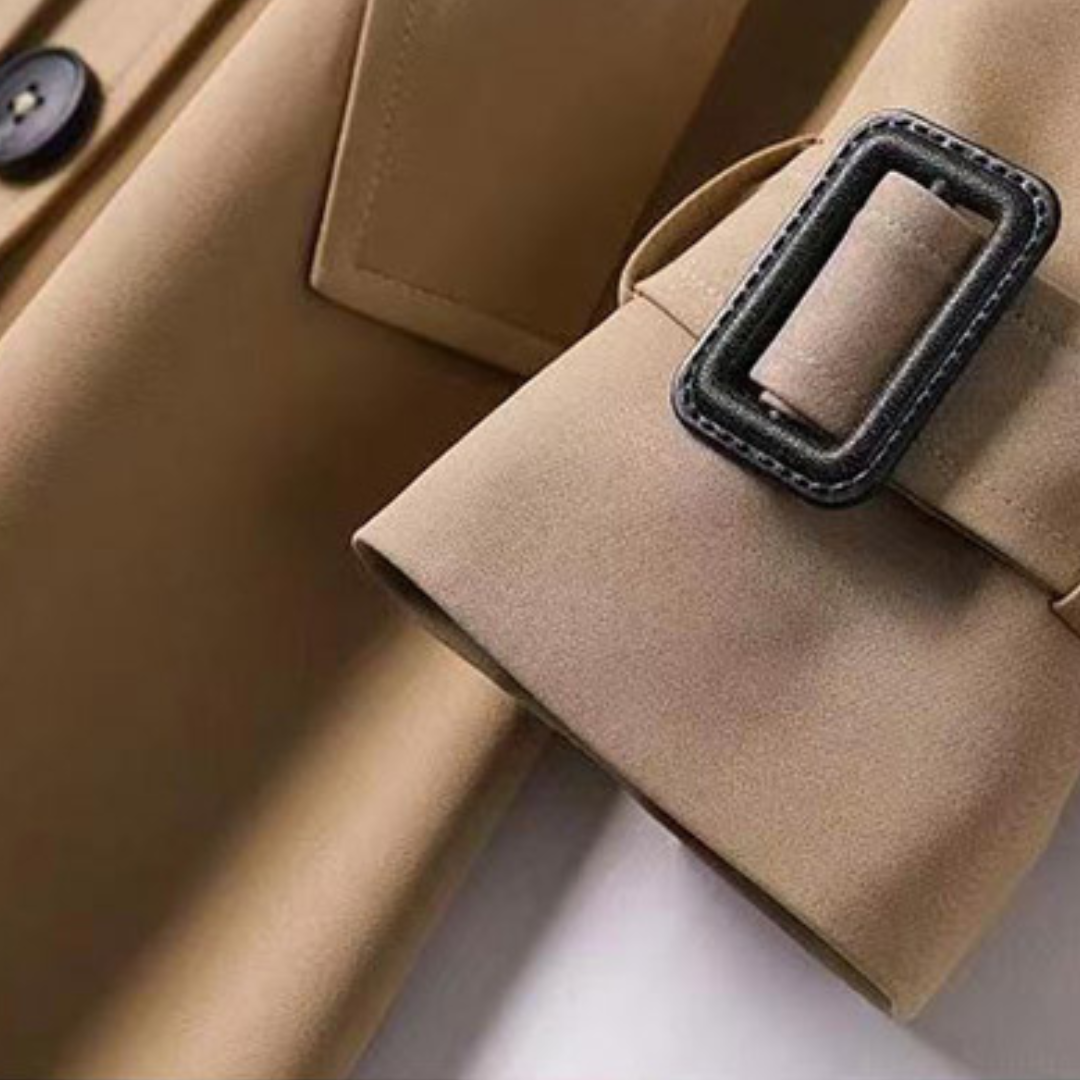Trench-coat long Emalie pour femme, un manteau classique et chic, essentiel de la mode automne-hiver élégante.