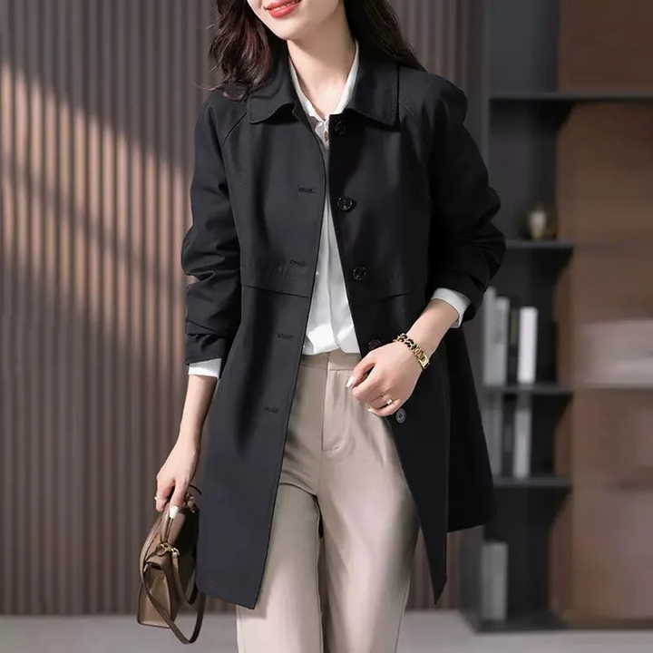 Élégant trench-coat mi-long pour femme, style classique boutonné, manteau chic polyvalent pour l'automne.