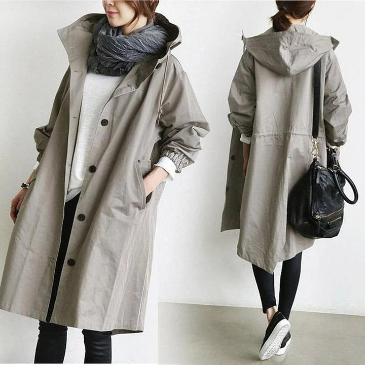 Trench-coat élégant femme, imperméable, coupe classique, ceinture, poches.  Parfait pour l'automne.