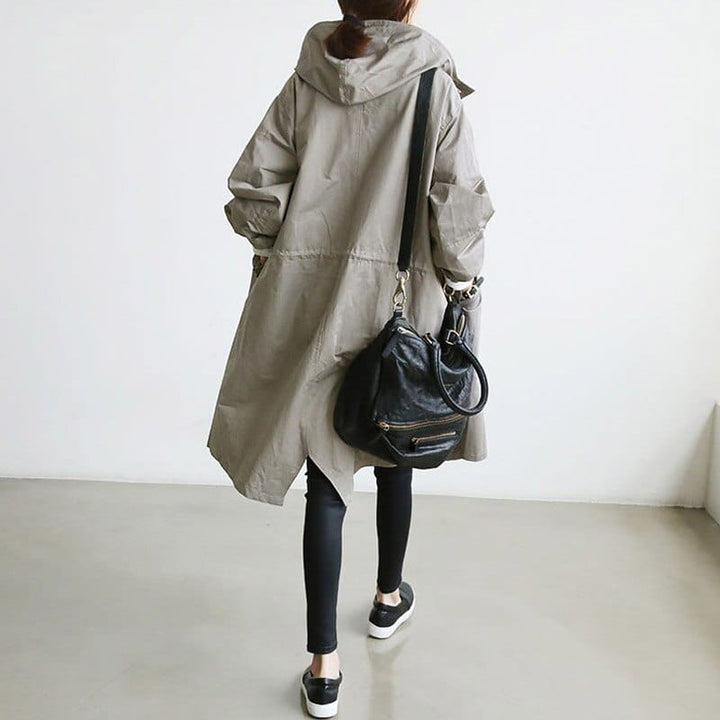 Trench-coat élégant femme, imperméable, coupe classique, ceinture, poches.  Parfait pour l'automne.