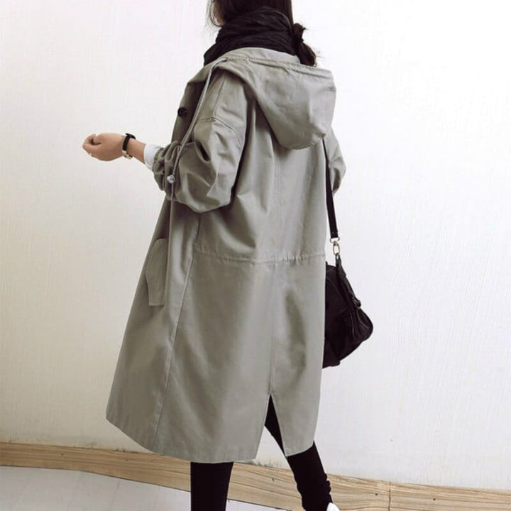 Trench-coat élégant femme, imperméable, coupe classique, ceinture, poches.  Parfait pour l'automne.