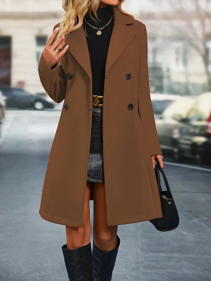 Manteau trench femme polyvalent, double boutonnage, élégant et décontracté.