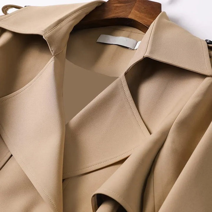 "Trench-coat femme élégant, imperméable, coupe ajustée beige, style intemporel, idéal pour jours pluvieux, confort chic."