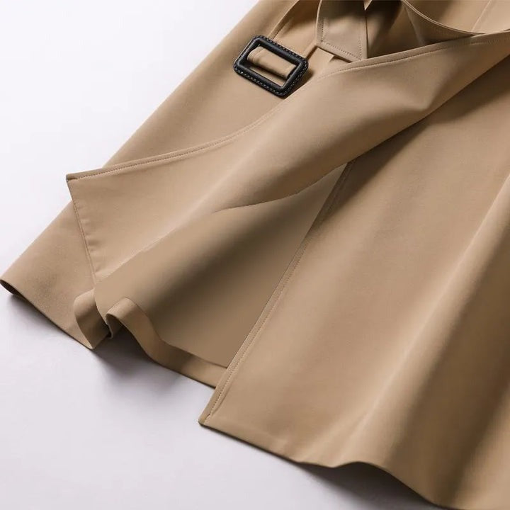 "Trench-coat femme élégant, imperméable, coupe ajustée beige, style intemporel, idéal pour jours pluvieux, confort chic."