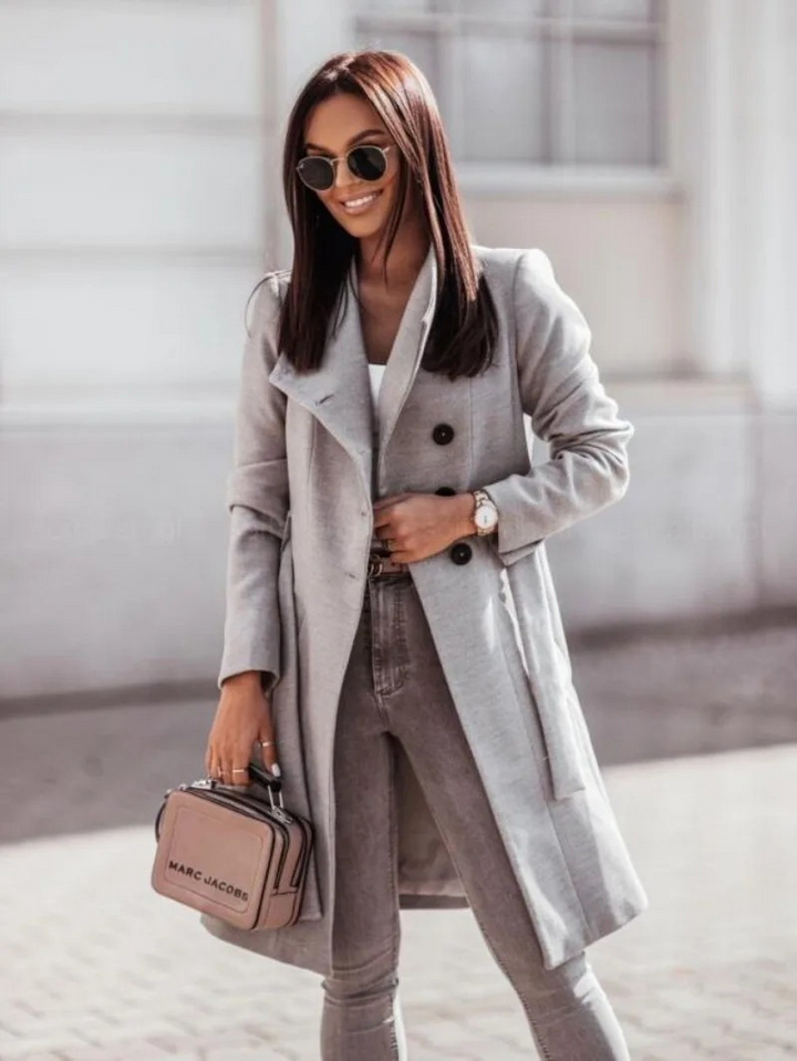 Trench-coat femme élégant, texture résistante pour l'automne. Manteau chic intemporel, veste féminine confortable.