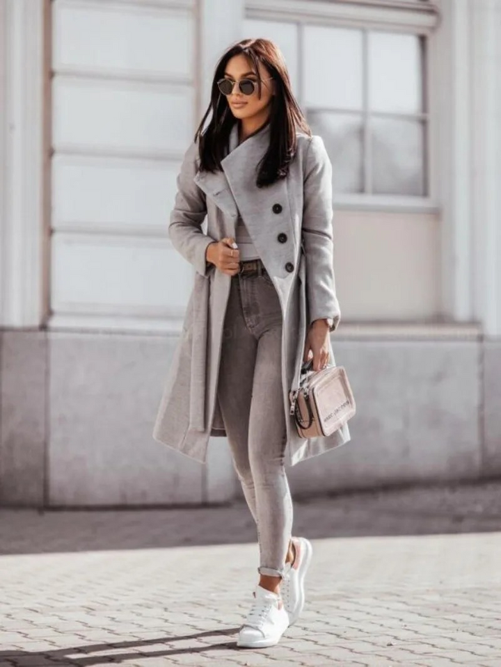 Trench-coat femme pour saison froide. Manteau automne élégant, vêtement extérieur chic et intemporel à la coupe classique.