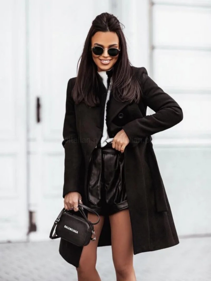 Manteau trench femme élégant, veste automne chic. Coupe intemporelle pour la mode féminine, parfait pour saison froide.