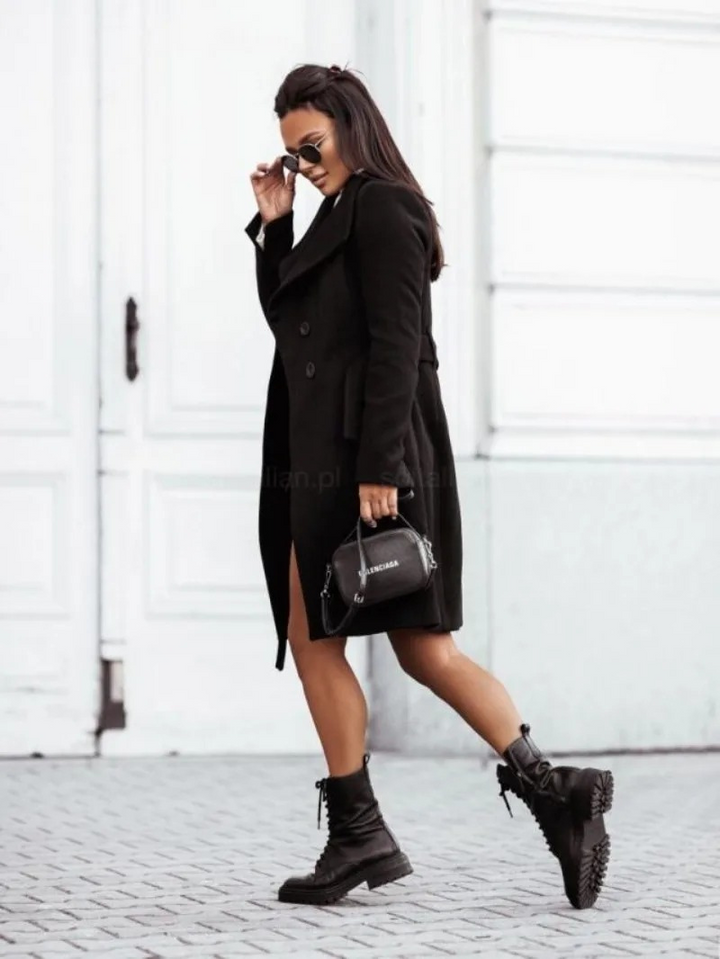 Trench-coat femme chic, détails classiques pour un style intemporel. Manteau élégant et ajusté, vêtement extérieur automne.