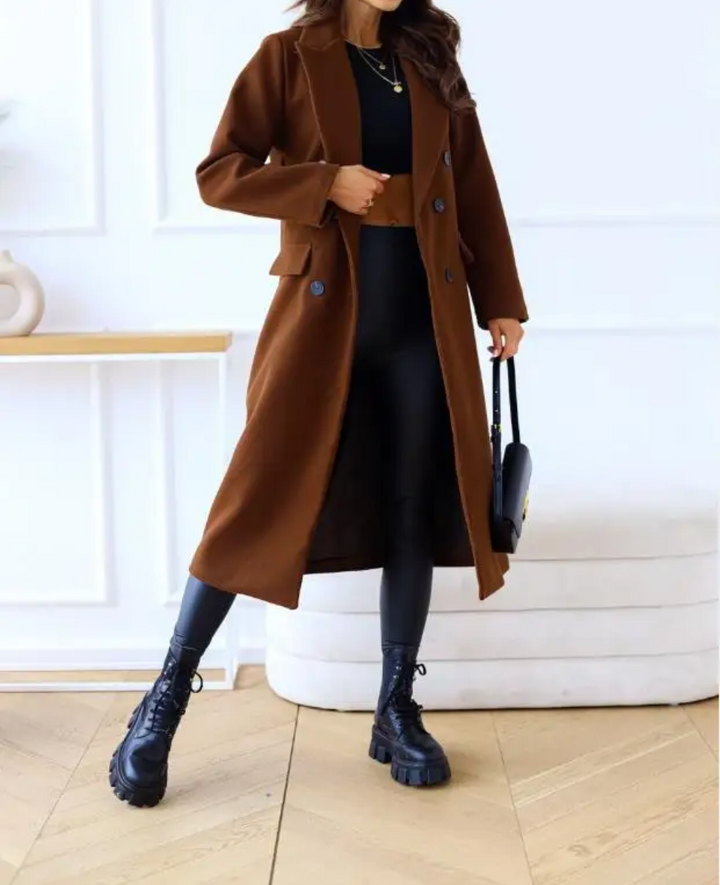 Trench-coat femme long beige, coupe ajustée, élégant pour automne-hiver.