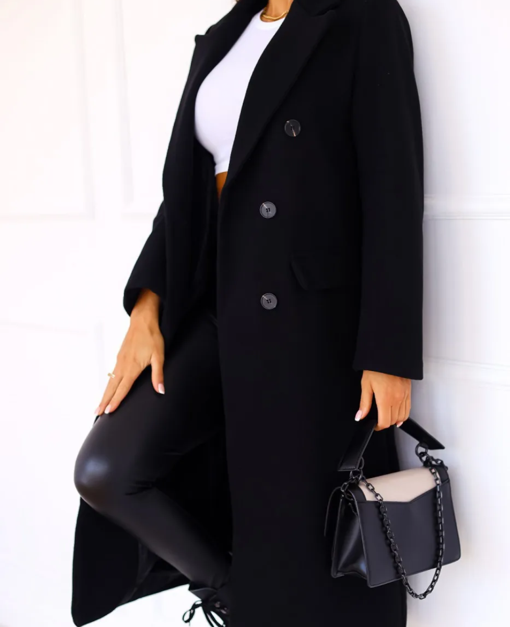 Classique trench femme, long et ajusté, indispensable mode féminine.