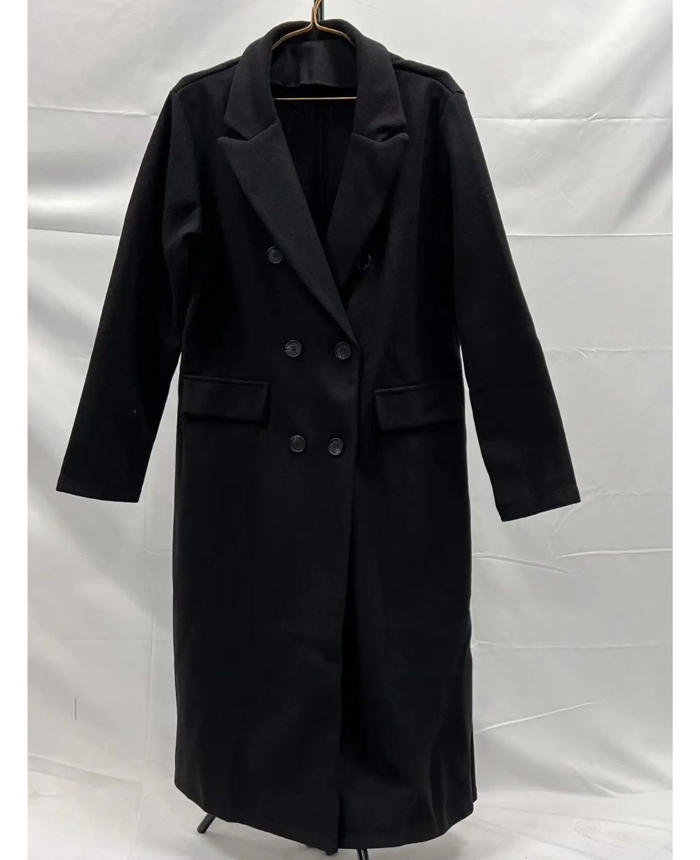 Trench-coat élégant femme, automne hiver, avec détails raffinés, couleur sable.