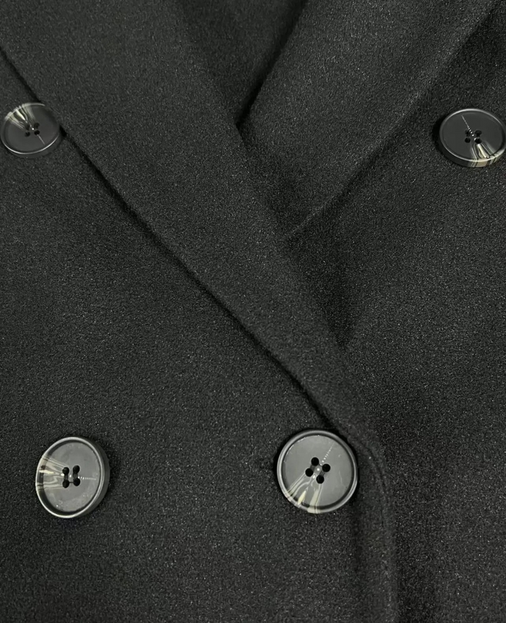 Trench-coat femme classique, long, polyvalent, idéal pour tenues chic ou casual.