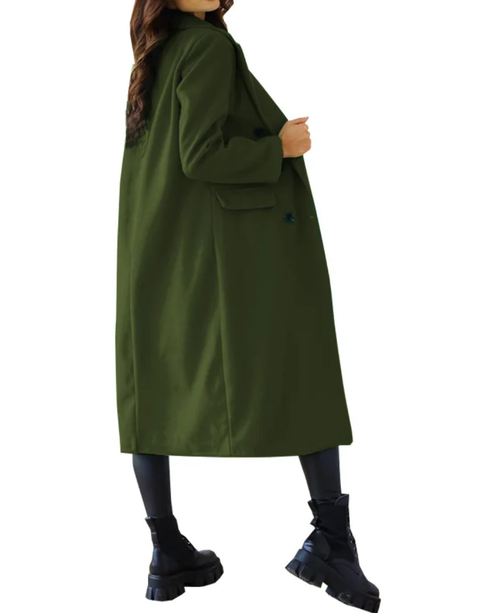 Trench-coat femme mode, long et élégant, essentiel pour l'automne-hiver.