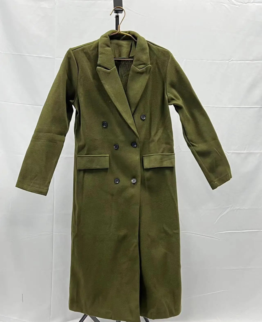 Trench long femme, classique beige, coupe ajustée pour silhouette élégante.