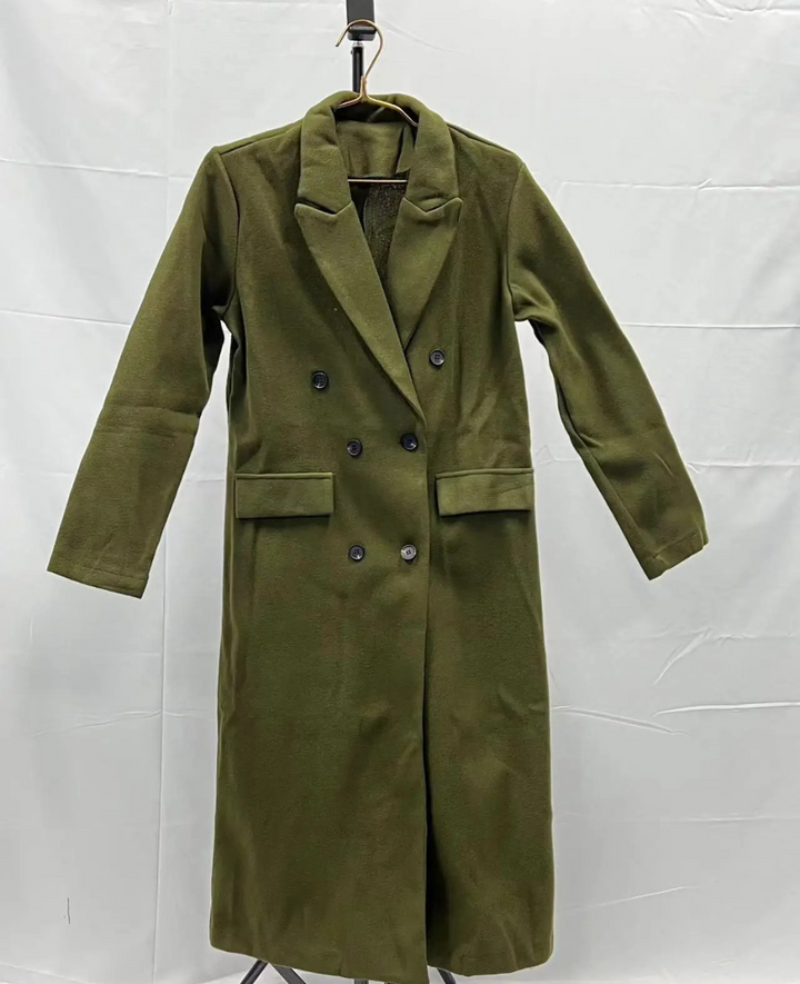 Trench long femme, classique beige, coupe ajustée pour silhouette élégante.