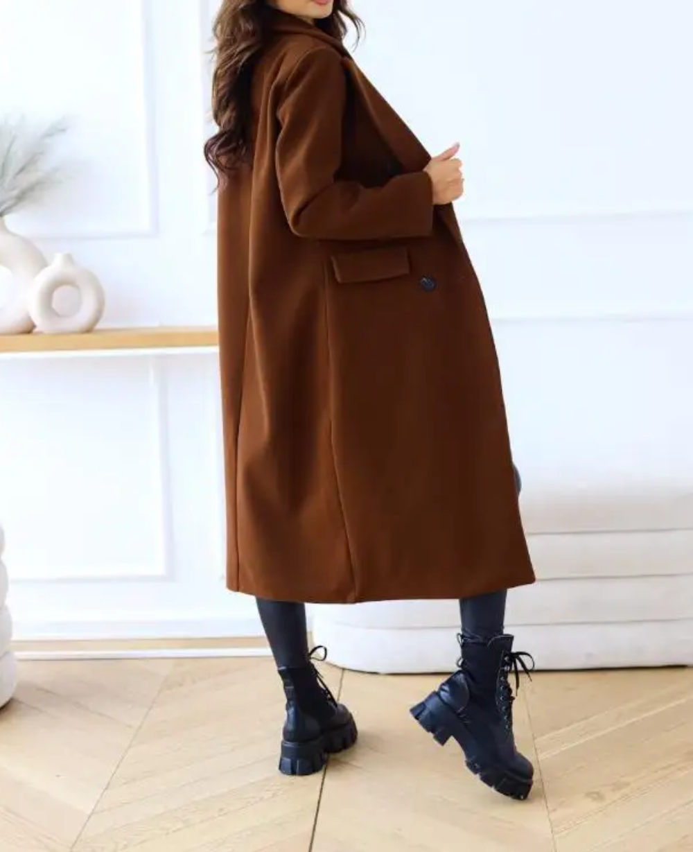 Trench-coat femme, coupe ajustée, col classique, boutons apparents, élégant.