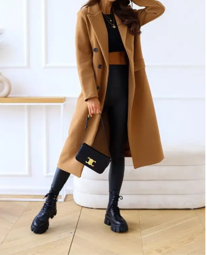 Vêtement femme chic, trench long beige, coupe ajustée, parfait pour le froid.