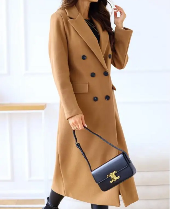 Trench-coat femme mode, élégant, automne-hiver, avec détails soignés.