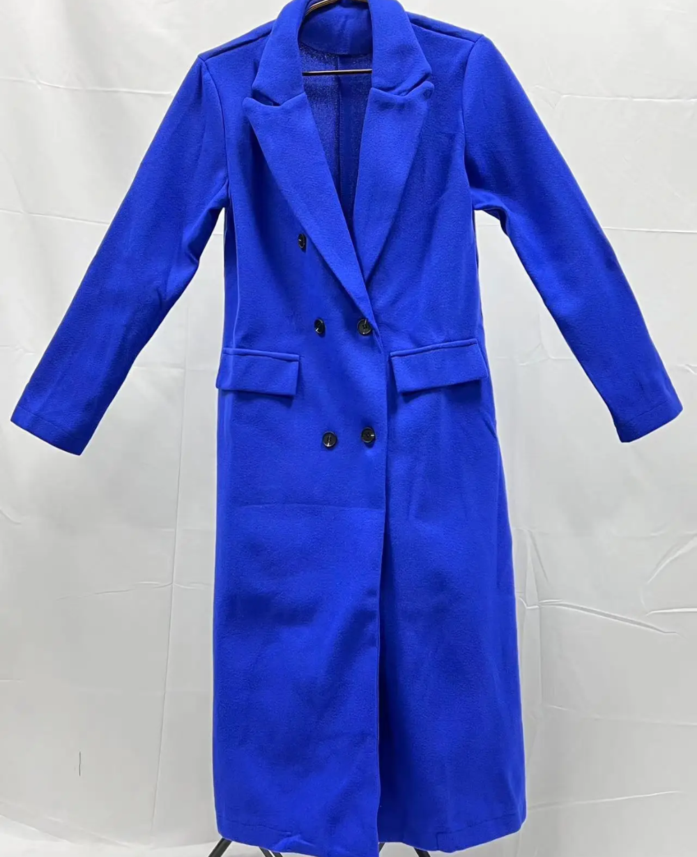 Vêtement femme élégant, trench long ajusté, pour une allure sophistiquée.