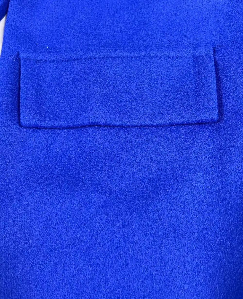 Manteau femme chic, trench long, élégance intemporelle, coupe ajustée moderne.