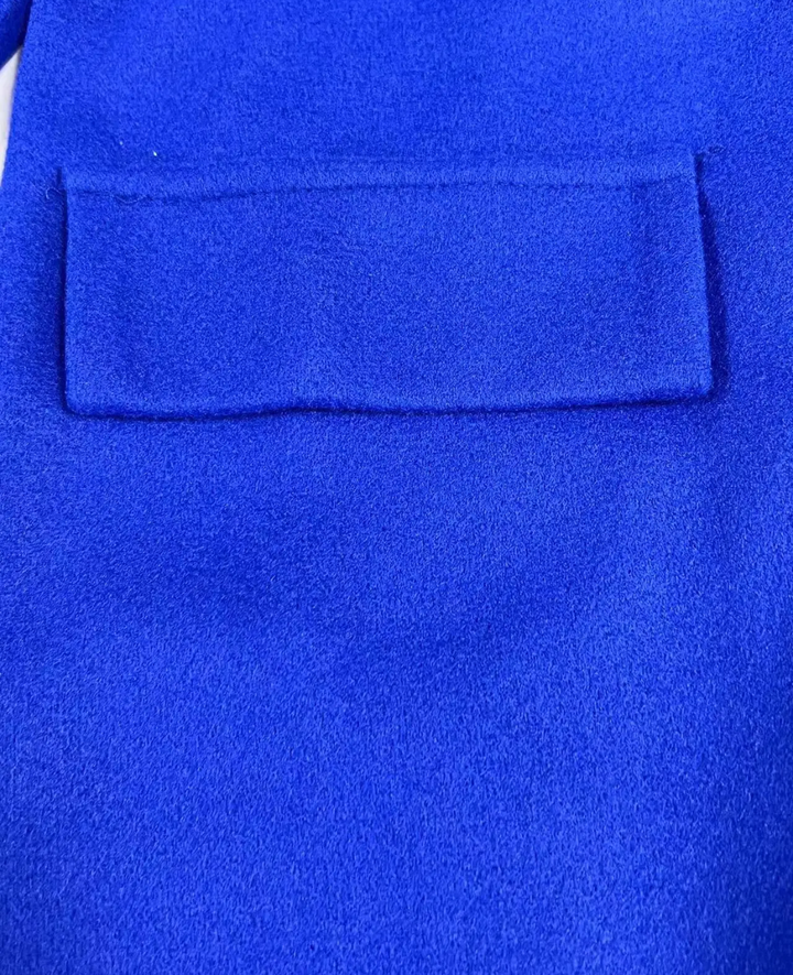 Manteau femme chic, trench long, élégance intemporelle, coupe ajustée moderne.