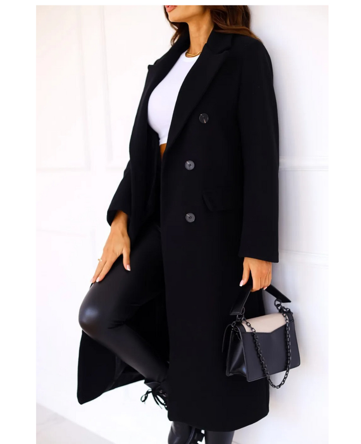Vêtement femme chic : trench long, beige classique, parfait pour l'hiver.