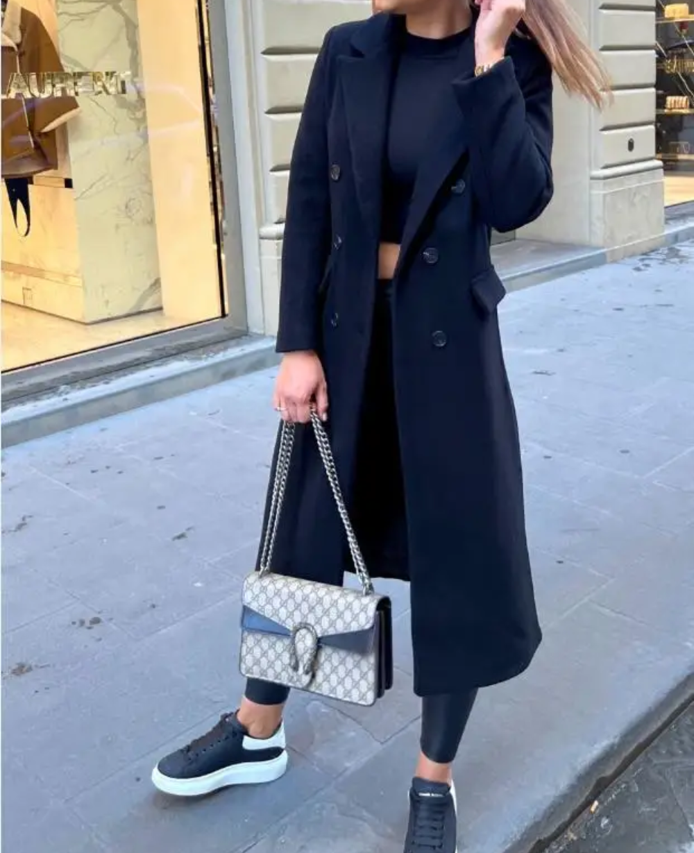 Trench-coat femme moderne, coupe ajustée, style intemporel, pour toute occasion.
