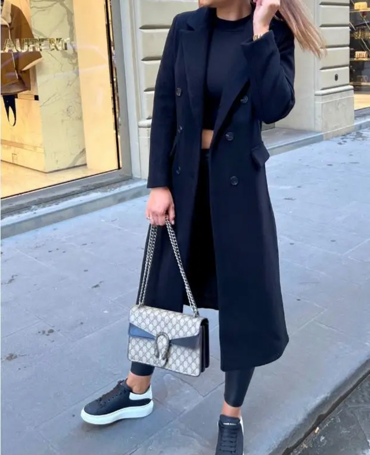 Trench-coat femme moderne, coupe ajustée, style intemporel, pour toute occasion.