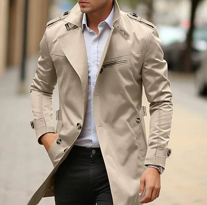 Trench-coat homme NELIO élégant pour l'automne, parfait pour un style urbain chic et confortable.