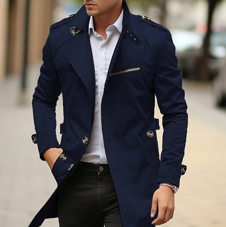 Trench-coat élégant NELIO pour homme, essentiel de la mode masculine automnale et mi-saison.