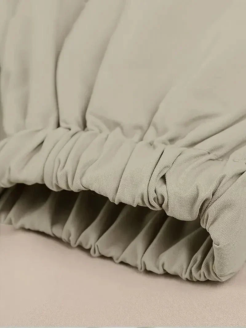 "Trench-coat imperméable femme élégant, beige, ceinture ajustable, matériaux durables, silhouette chic et pratique sous la pl