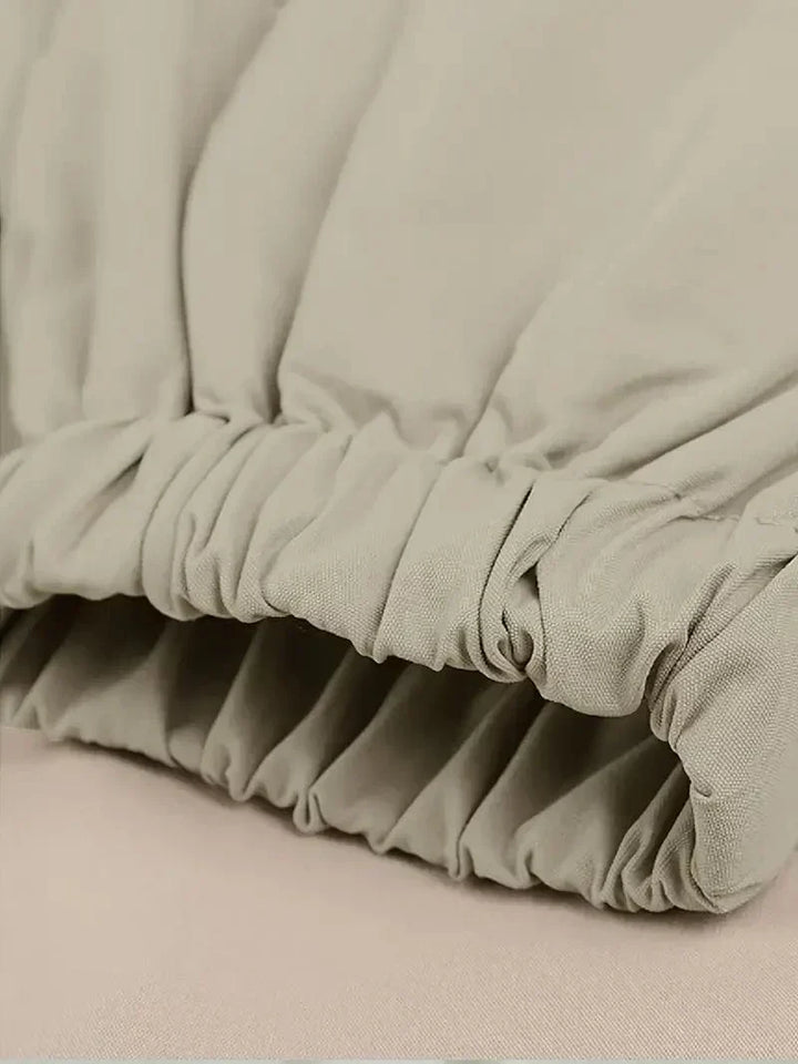 "Trench-coat imperméable femme élégant, beige, ceinture ajustable, matériaux durables, silhouette chic et pratique sous la pl