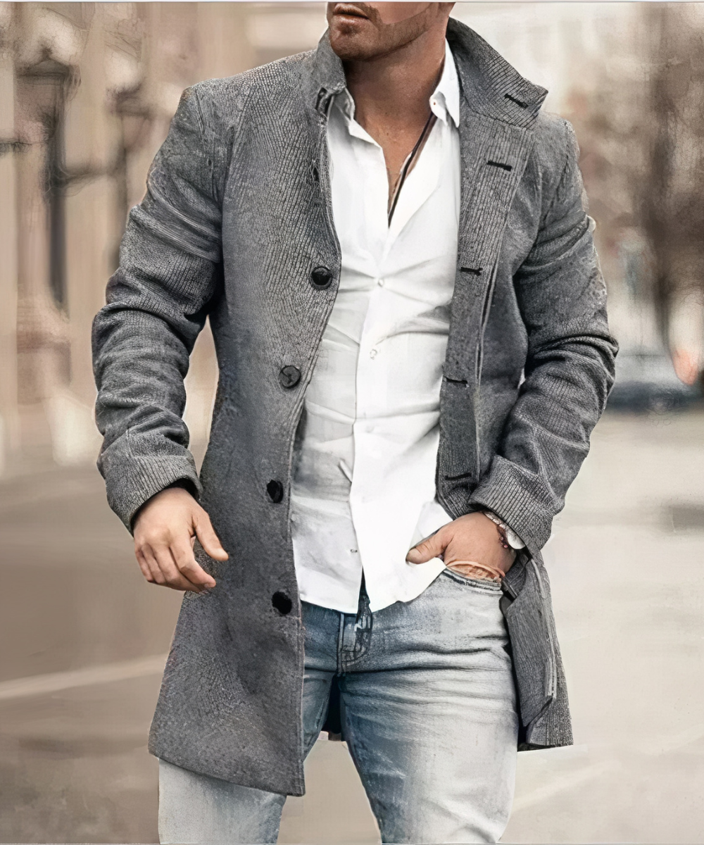 Trench-coat élégant beige pour homme, style classique intemporel, parfait pour la mode masculine chic en automne.