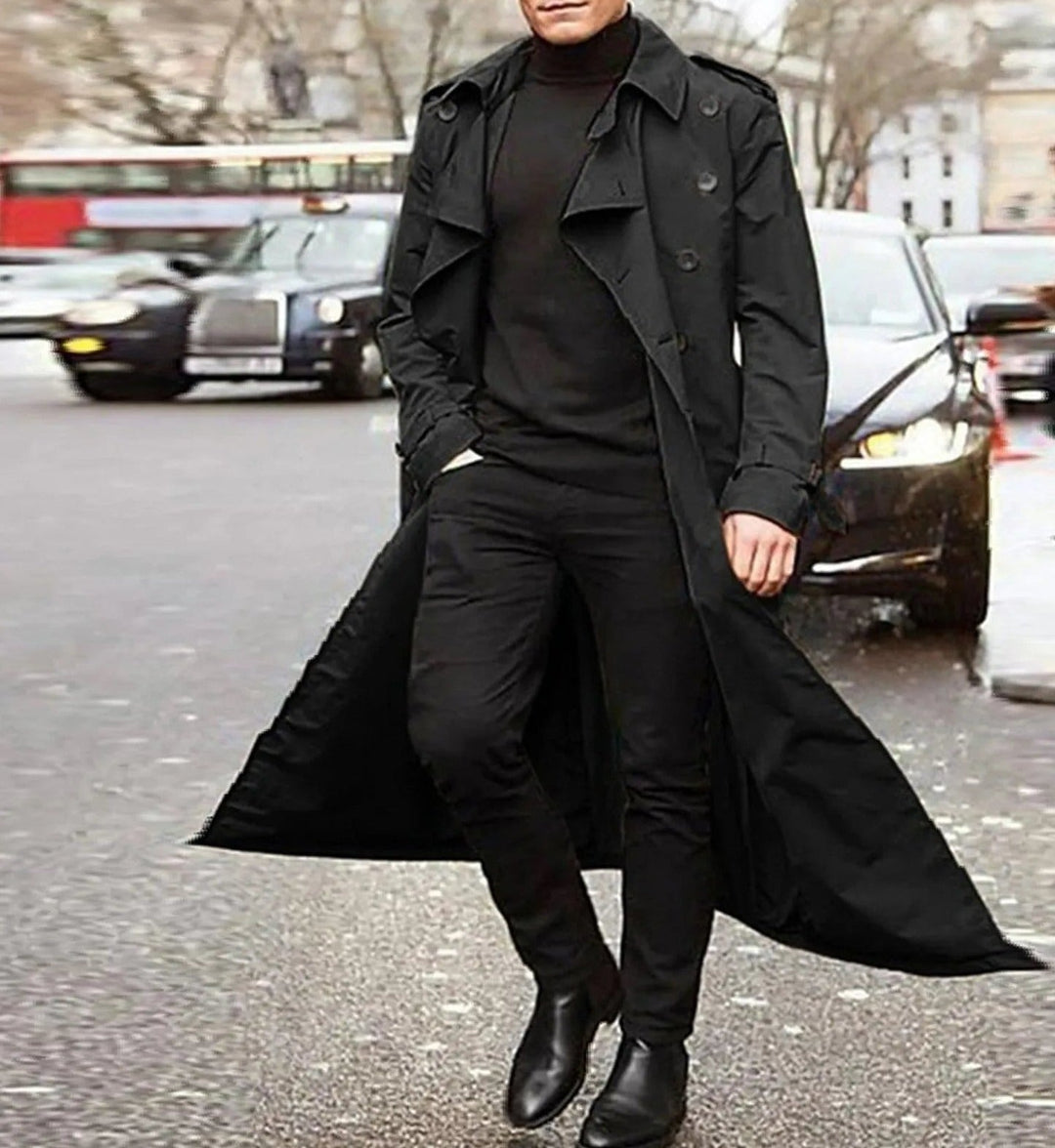 Modèle homme portant un trench-coat imperméable, élégant et intemporel pour un look chic.
