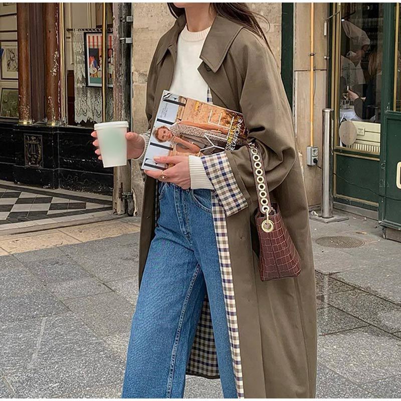 Trench-coat long femme kaki élégant, parfait pour l'automne-hiver. Style classique et chic.