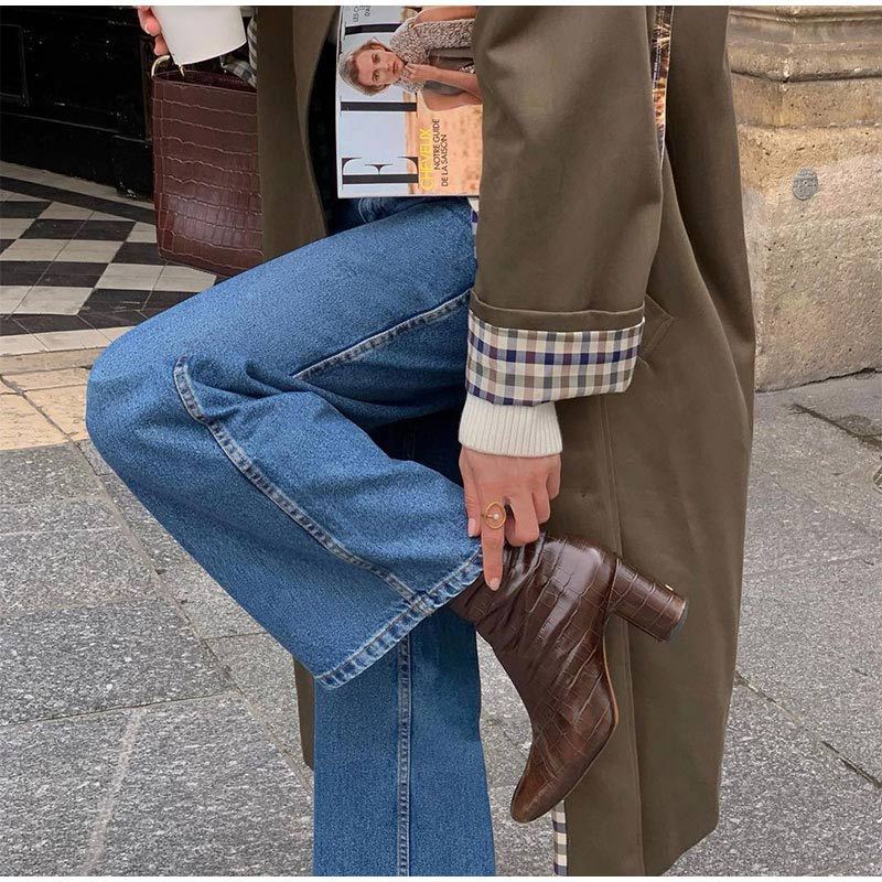 Manteau trench-coat femme classique avec doublure à carreaux, idéal pour la mode automne-hiver.